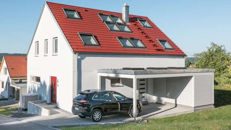 SchwörerHaus Healthy Home, Haus von außen, mit Carport